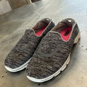 Skechers  Gowalk 3 with goga mat inserts. GUC Size 9